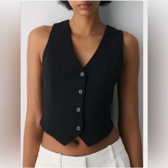 Aritzia Tops - Aritzia Pacino Vest Crepette